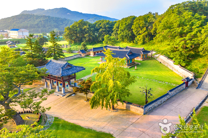 산아래 민속가옥이 있다.