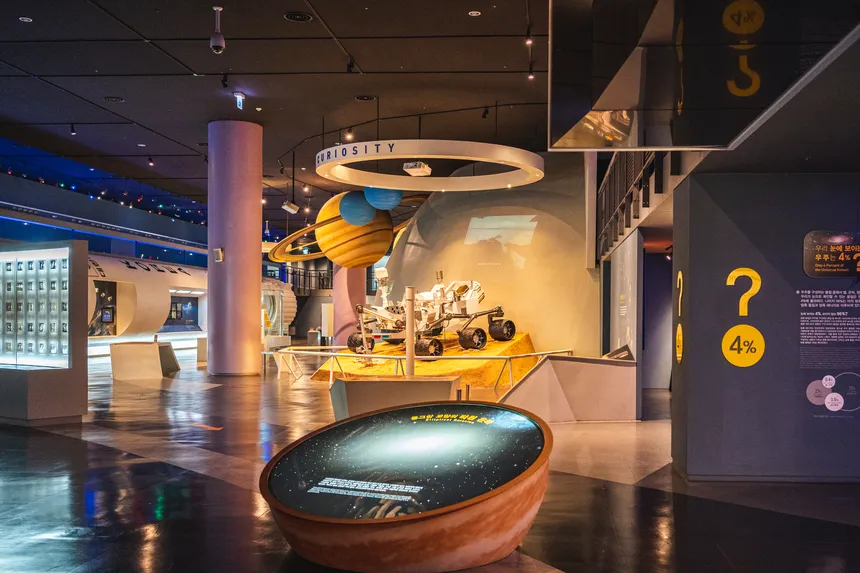 제주항공우주박물관 내부에서 항공기 전시를 관람하는 가족 관람객들 모습