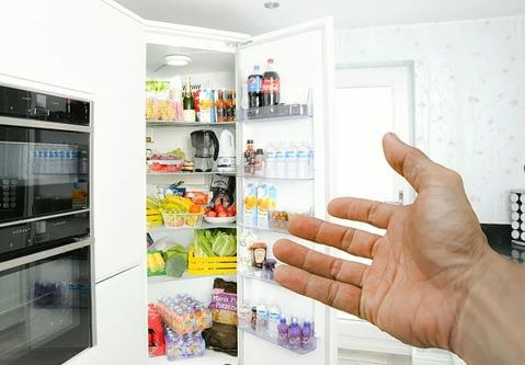 냉장고 문이 활짝열린 냉장고 사진