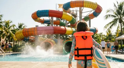 다낭 리조트 워터파크 미끄럼틀을 바라보는 아이 뒷모습