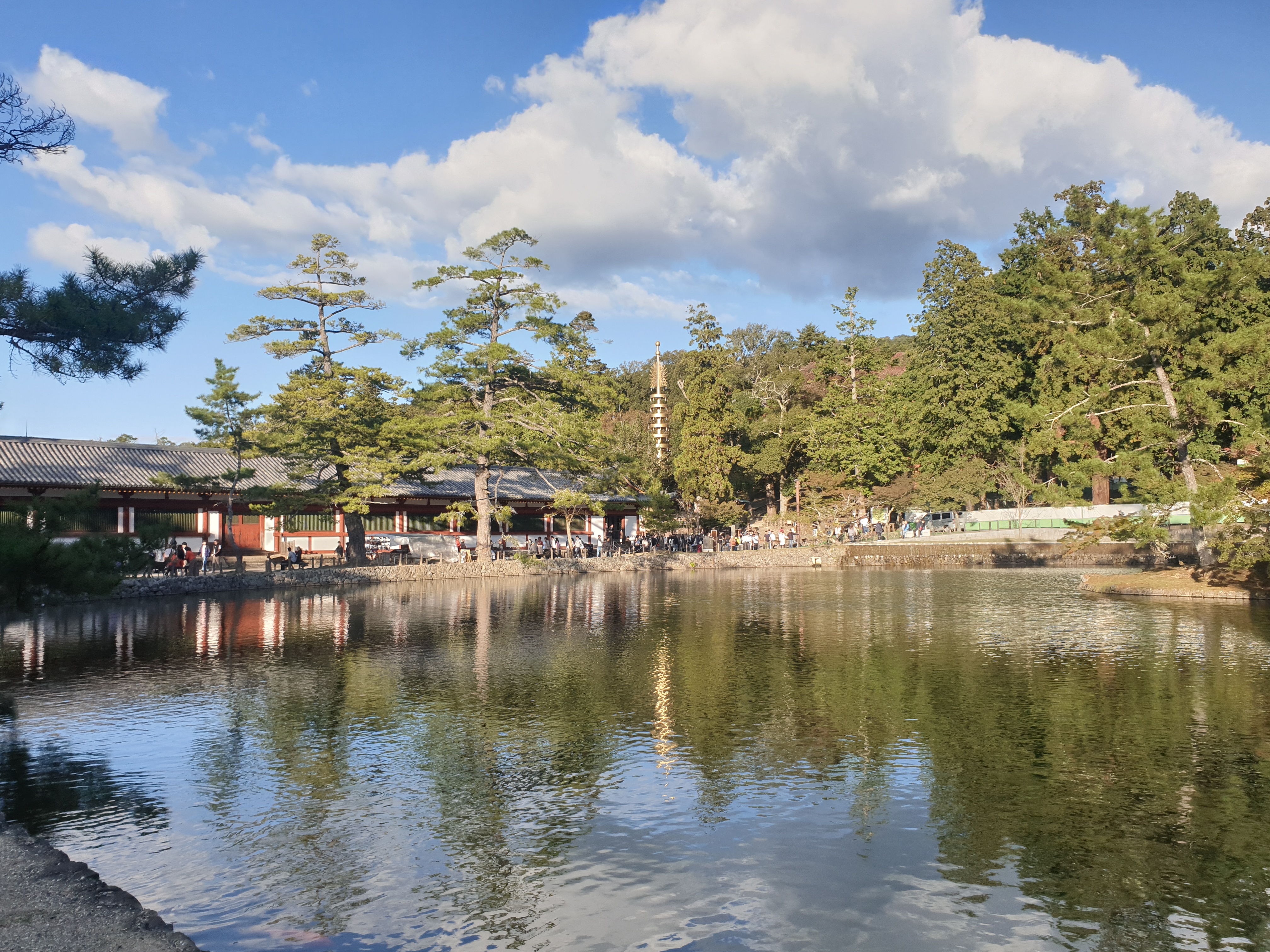 일본 나라현에 있는 1500년 사찰 동대사 연못