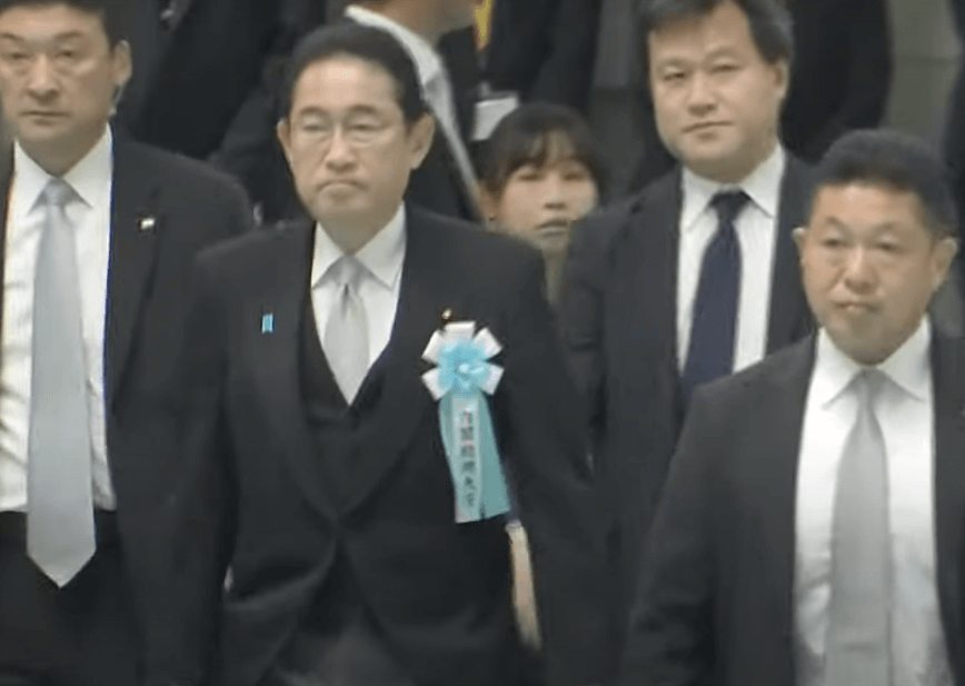 일본 총리와 정치인이 야스쿠니 신사 참배 중인 장면