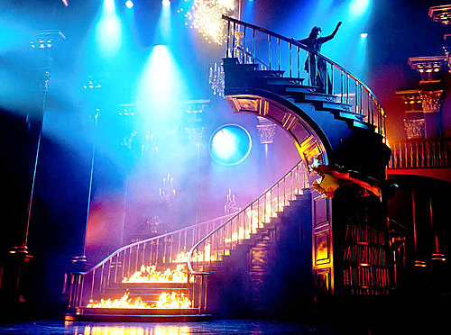 댄버스 부인이 맨덜리 저택에 불을 지르고, 맨덜리 저택과 함께 최후 맞이