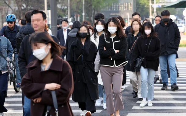 출근하는 직장인들. 시름이 깊어 보인다