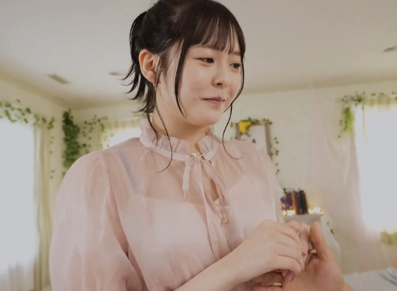 카미키 란(Ran Kamiki, FSDSS-509) 옆사람을 차분하게 응시하는 모습