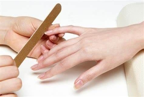 손톱이 잘 부러지는 이유 