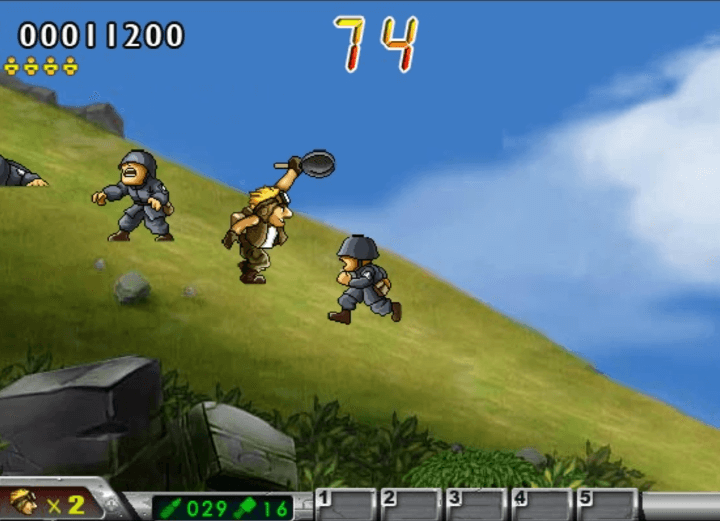 후라이팬-무기를-이용하여-적을-공격하는-화면