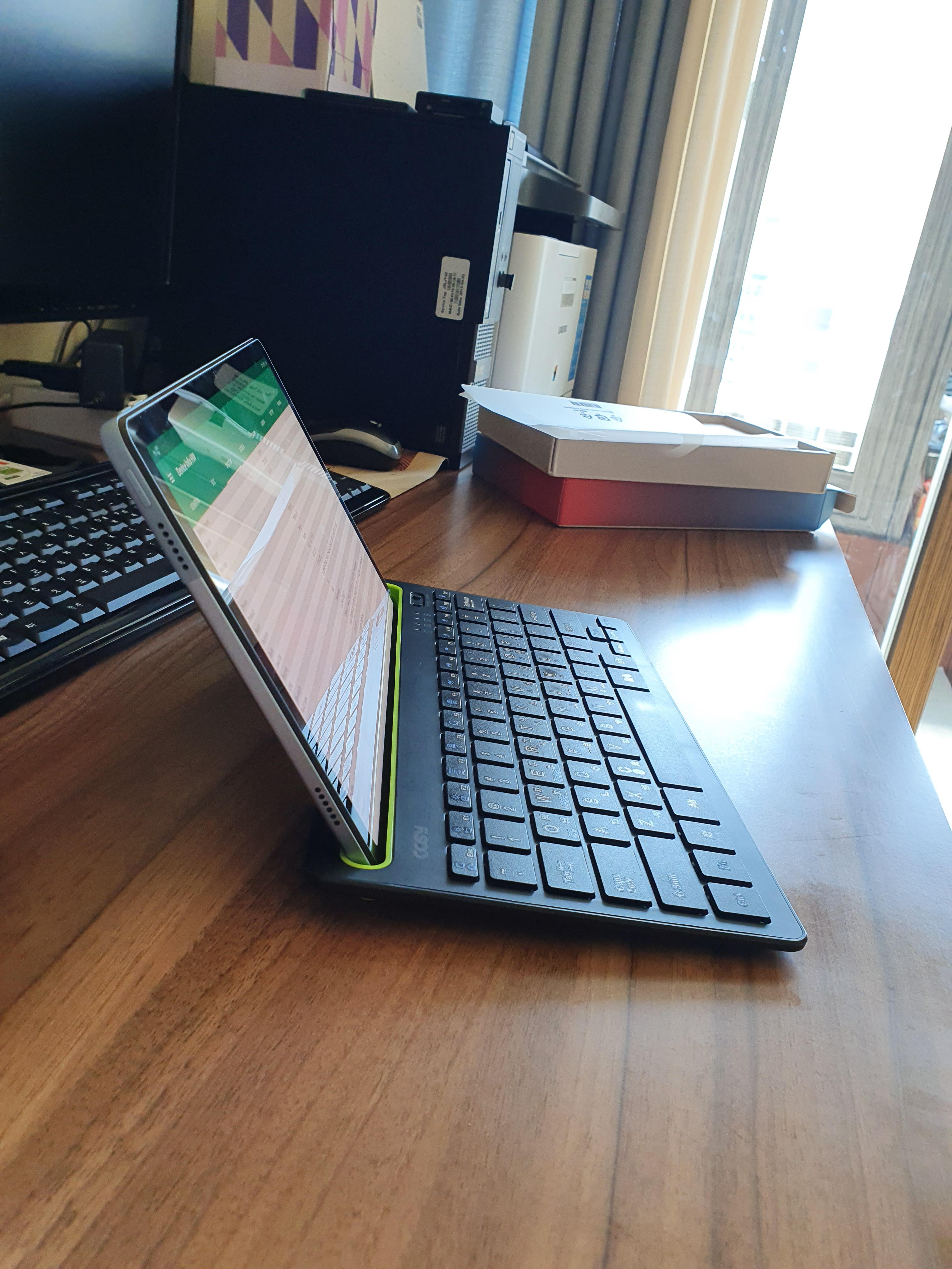 레노버 탭 P12와 코지 KB908BT 블루투스 키보드를 가로로 거치했을때, 시야각이 좋다!