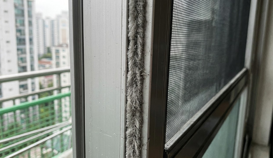 아파트 거실 대형 창문과 낡은 털실(모헤어)