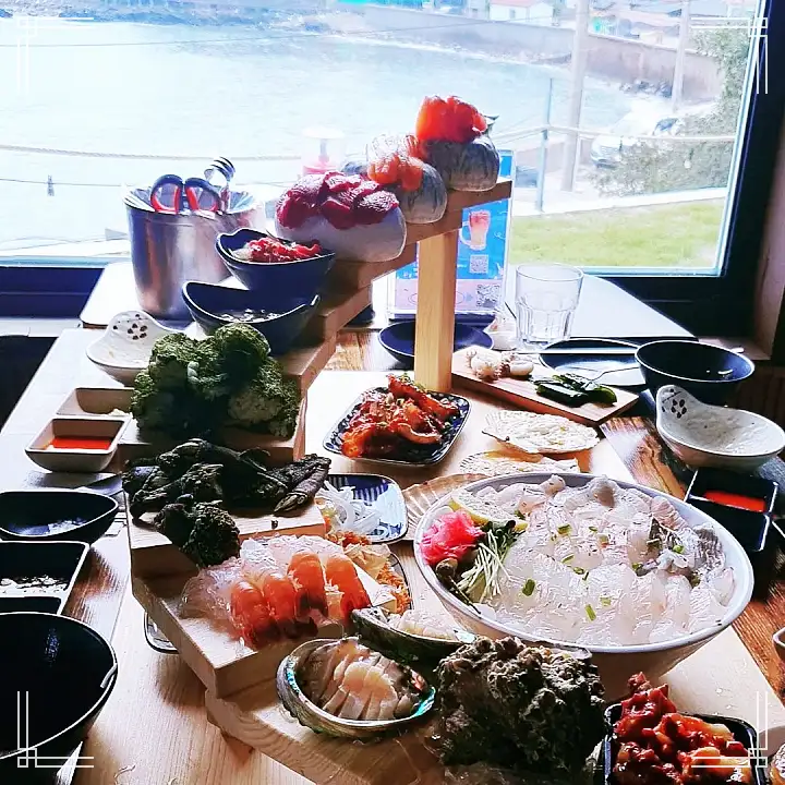 생방송오늘저녁 전복죽 물회 육회 오션뷰 바다뷰 총 20가지 음식 계단 모양 접시 플레이팅 울산 맛집 추천