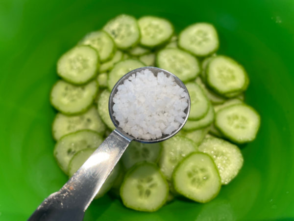 얇게 슬라이스 한 오이를 소금 1작은술에 절이기