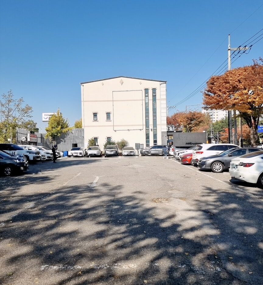 넓은 주차장과 주차관리 직원이 있어 편리하다