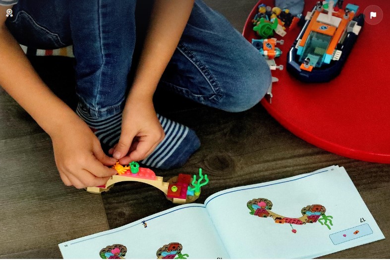 레고 조립하는 아이