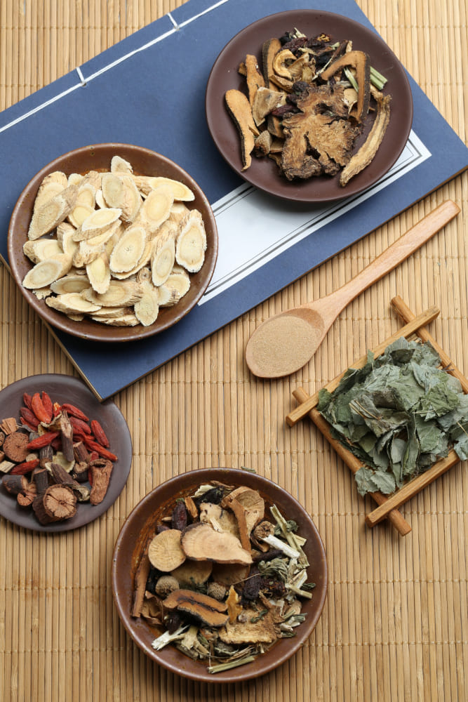 한약재가 그릇에 담겨져 있다.