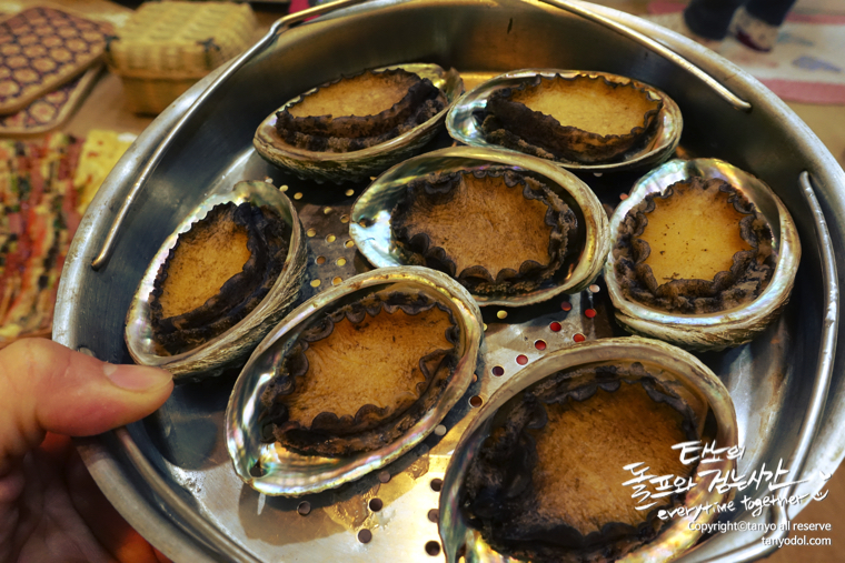 타뇨의셀프웨딩 타뇨 돌프 타뇨의돌프와걷는시간 부케 부토니에 목화부케 겨울부케 겨울결혼식 결혼식 한복드레스 한복 웨딩드레스 한복웨딩드레스 웨딩족두리 셀프웨딩 결혼준비 셀프웨딩메이크업 셀프웨딩헤어 웨딩브로치 면사포 쪽머리 다음블로거 구글애드센스 구글블로거 티스토리 파워블로그 이바지음식 답바지음식 전굽기 예쁜전 모듬전 자매전집 고기산적꼬치 깻잎완자전 표고완자전 버섯전 호박완자전