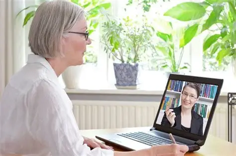 이미지 출처: Microsoft Bing 검색
AI 튜터와 온라인 화상으로 외국어를 공부하는 중장년 여성의 모습