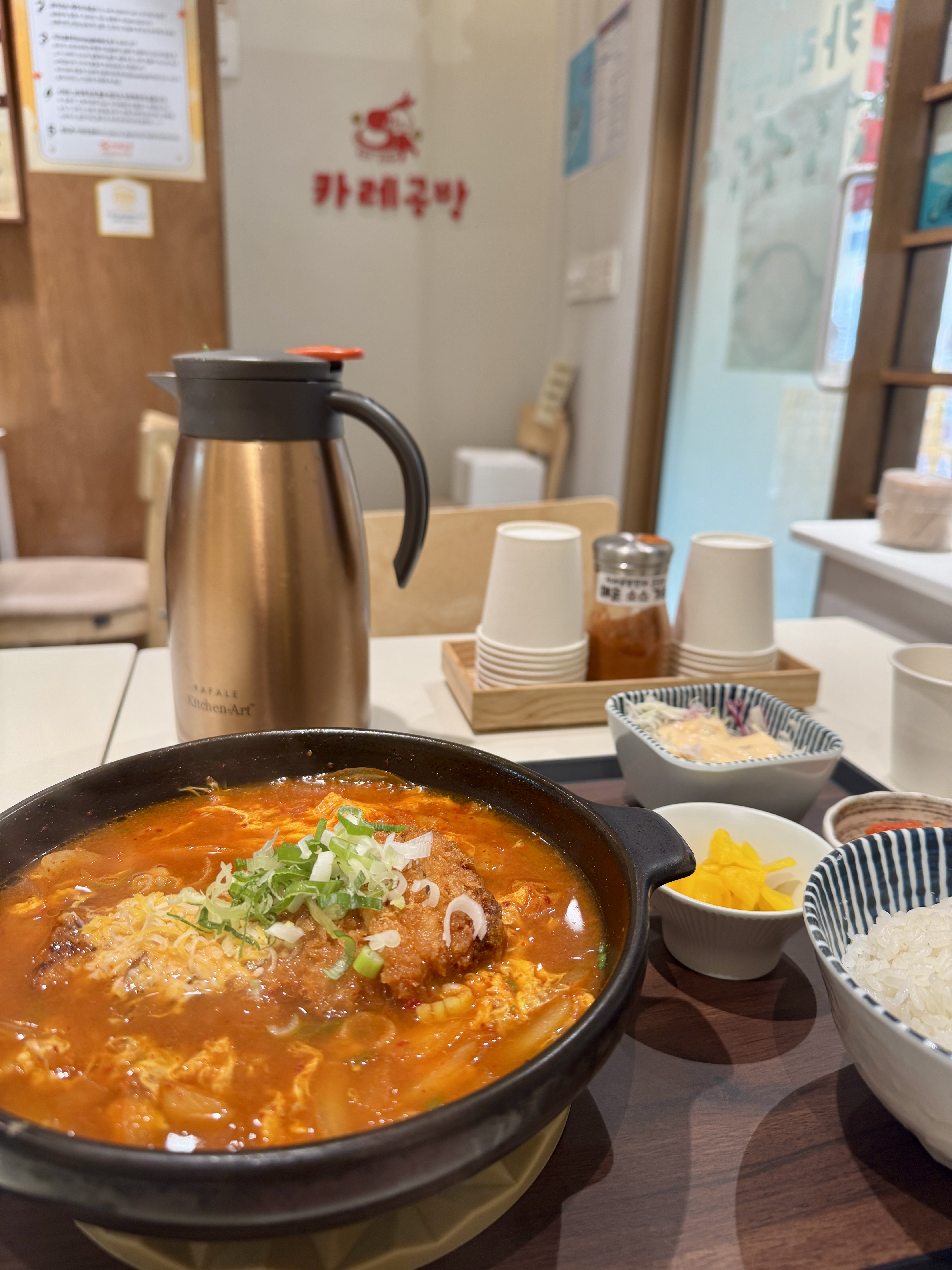 서현 카레공방 김치나베 돈가스 정식, 얼큰한 김치찌개 국물에 국내산 제주 돈가스가 담긴 한 상