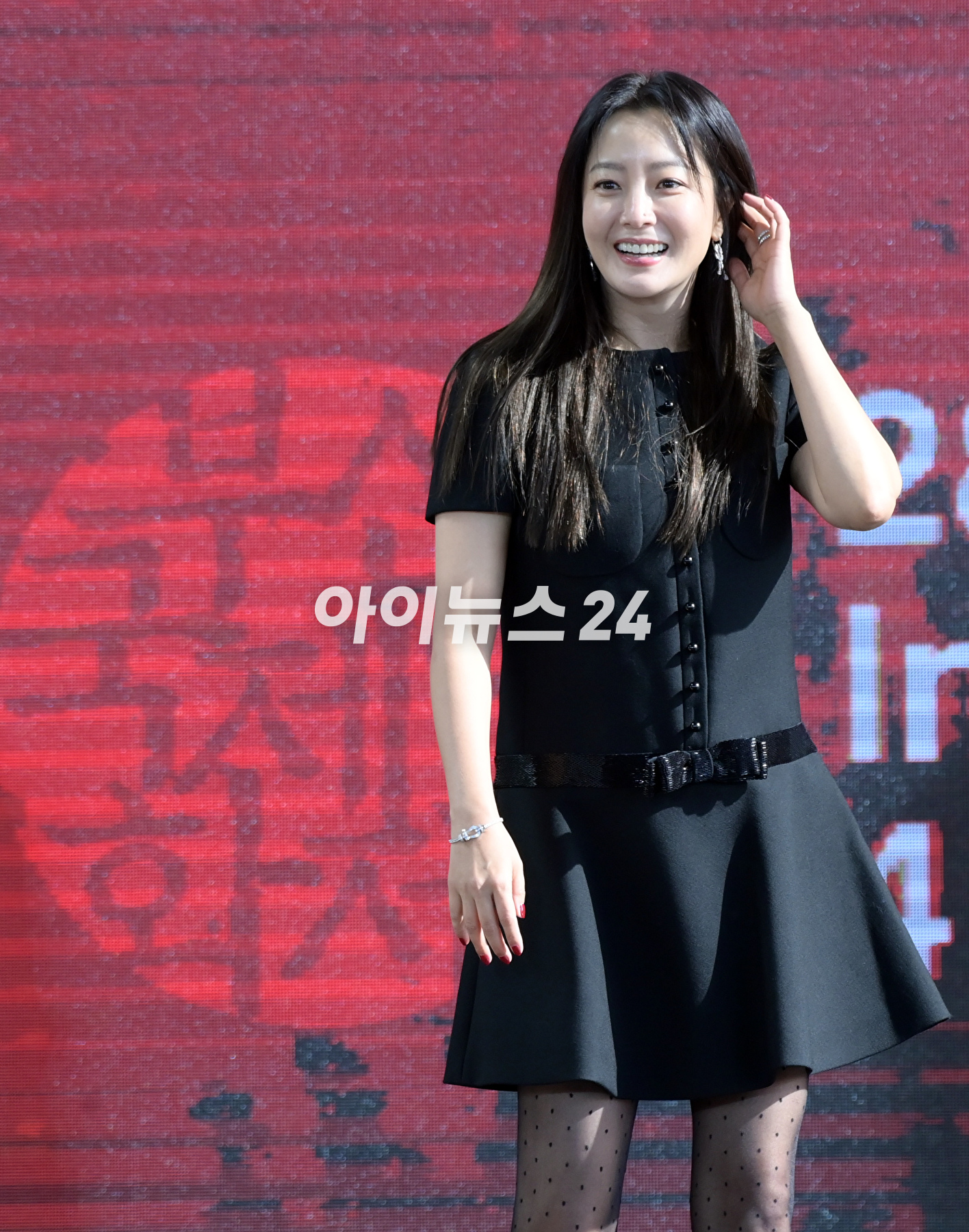 배우 김희선이 6일 오후 부산광역시 해운대구 영화의전당에서 진행된 제28회 부산국제영화제 '달짝지근해:7510' 야외무대인사에 참석하고 있다. [사진=정소희 기자]