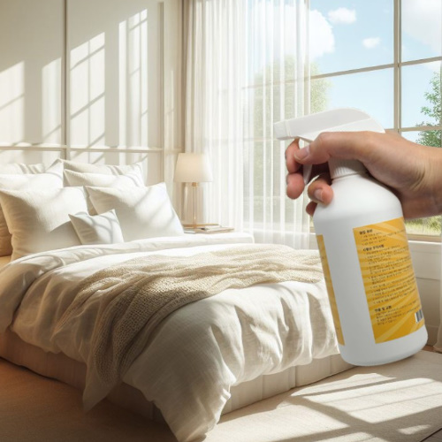 알트태그-침실에 빈대 제거용 살충제를 뿌리는 모습