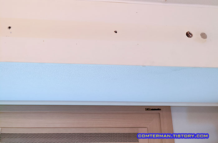 레일 조명 설치 후 못구멍