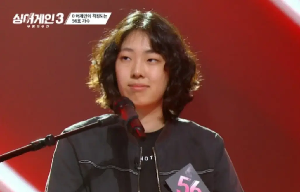 싱어게인3-
검은색 쟈켓 위 56번호표 단발파마머리로 스탠딩 마이크앞에 서있는 56호 가수