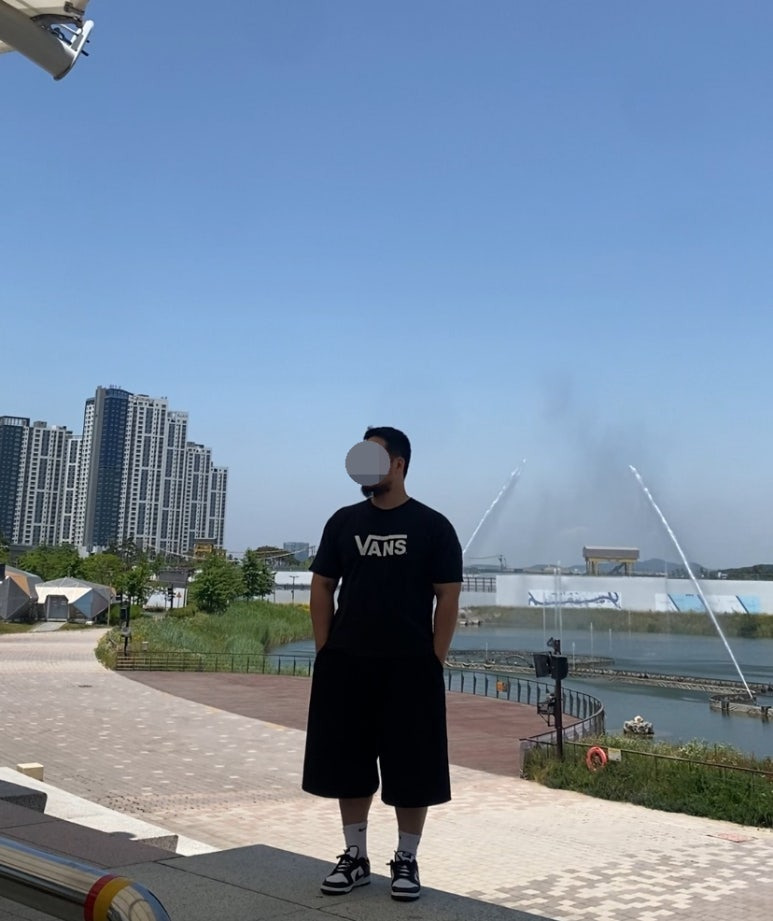 데일리룩(2025. 6. 11.)반스 VANS 베이직 반팔 하프 티셔츠, 무신사스탠다드 무신사 와이드 버뮤다 하프 팬츠, 나이키 스포츠 삭스 양말, 나이키 덩크 돌고래 블랙 화이트