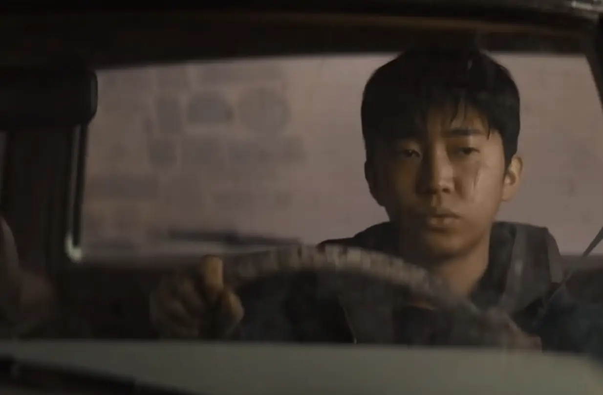 차안 핸들을 잡고 우울한 표정을 짓는 임영웅