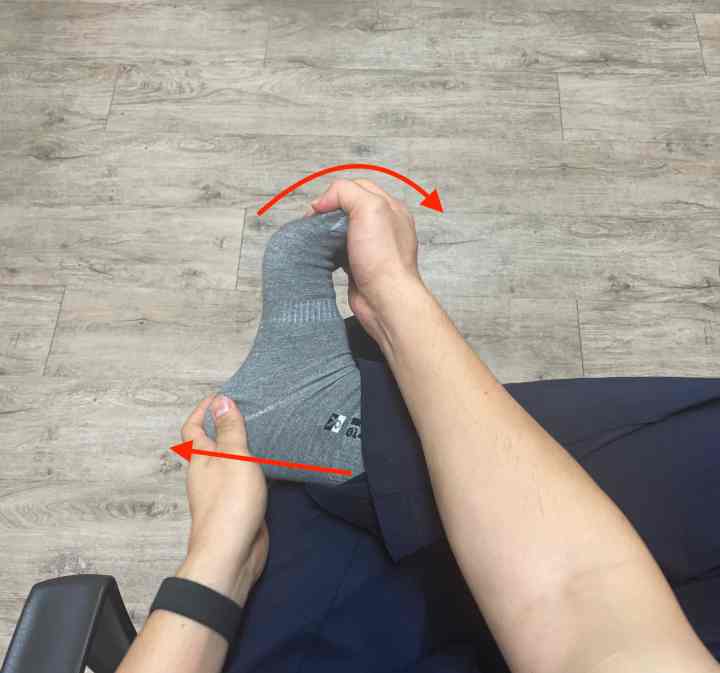 앉은 자세에서 한쪽 발을 다른 쪽 다리에 올리고 한손으로는 발가락을 발등 쪽으로 젖힙니다. 다른 한손으로는 발꿈치를 발바닥 쪽으로 밀어줍니다.