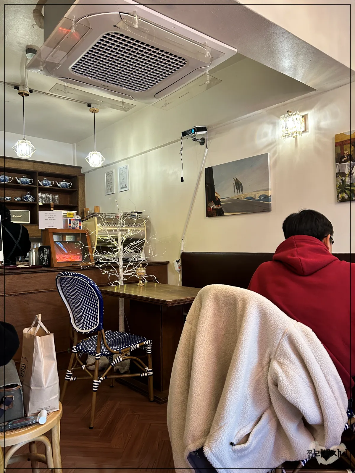 성신여대역-근처-카페-플랜터-247-내부-사람이-앉아있는-4인석