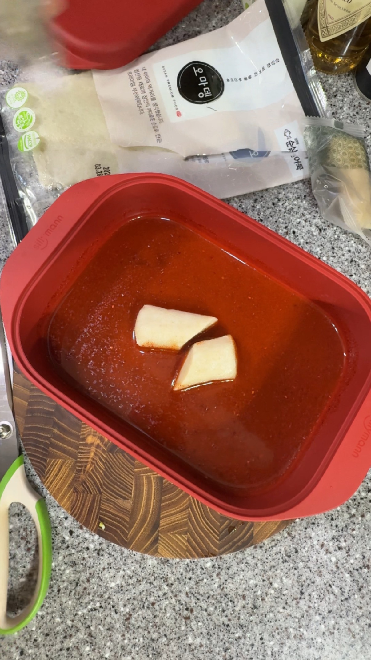 "다이어트를 위한 현미귀리떡을 고추장 양념에 자르며 넣는 장면"