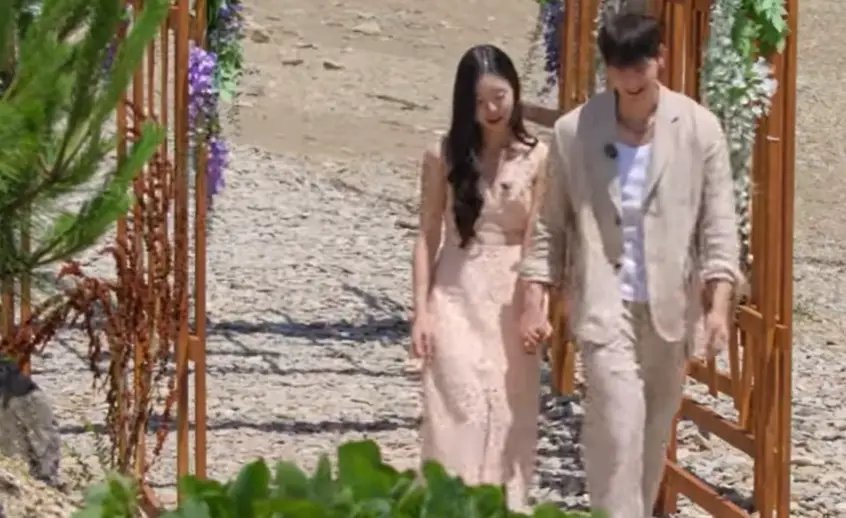 솔로지옥3-
분홍색 나시원피스에 긴웨이브머리를 늘어뜨린 유시은과 베이지색 정장을 입고 미소를 띄며 손을 잡고 걸어가는 최민우