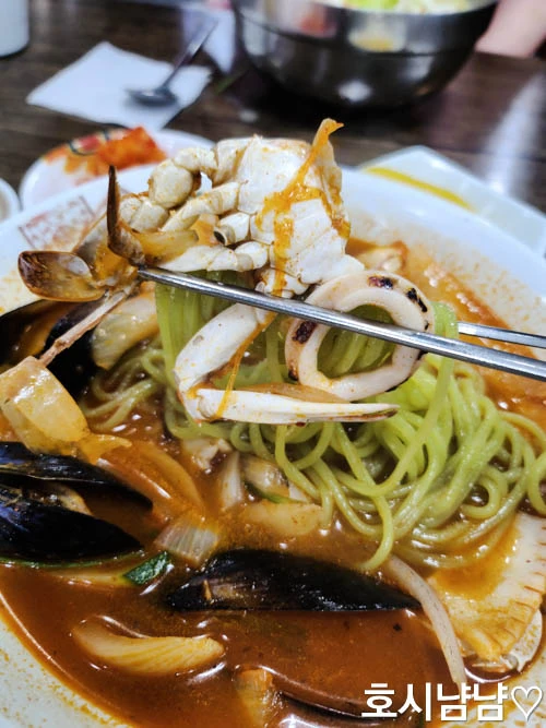 요리왕 짬뽕 – 홍합, 오징어, 초록빛 면발 클로즈업