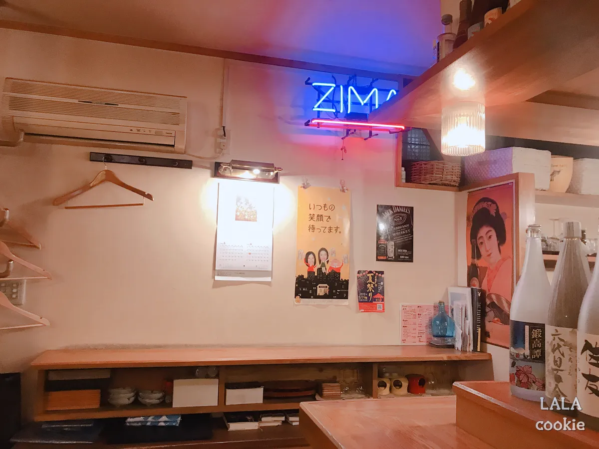 후쿠오카-텐진-술집-추천-스탠드클럽-후기-내부-인테리어-일본-여자-액자와-오래된-에어컨