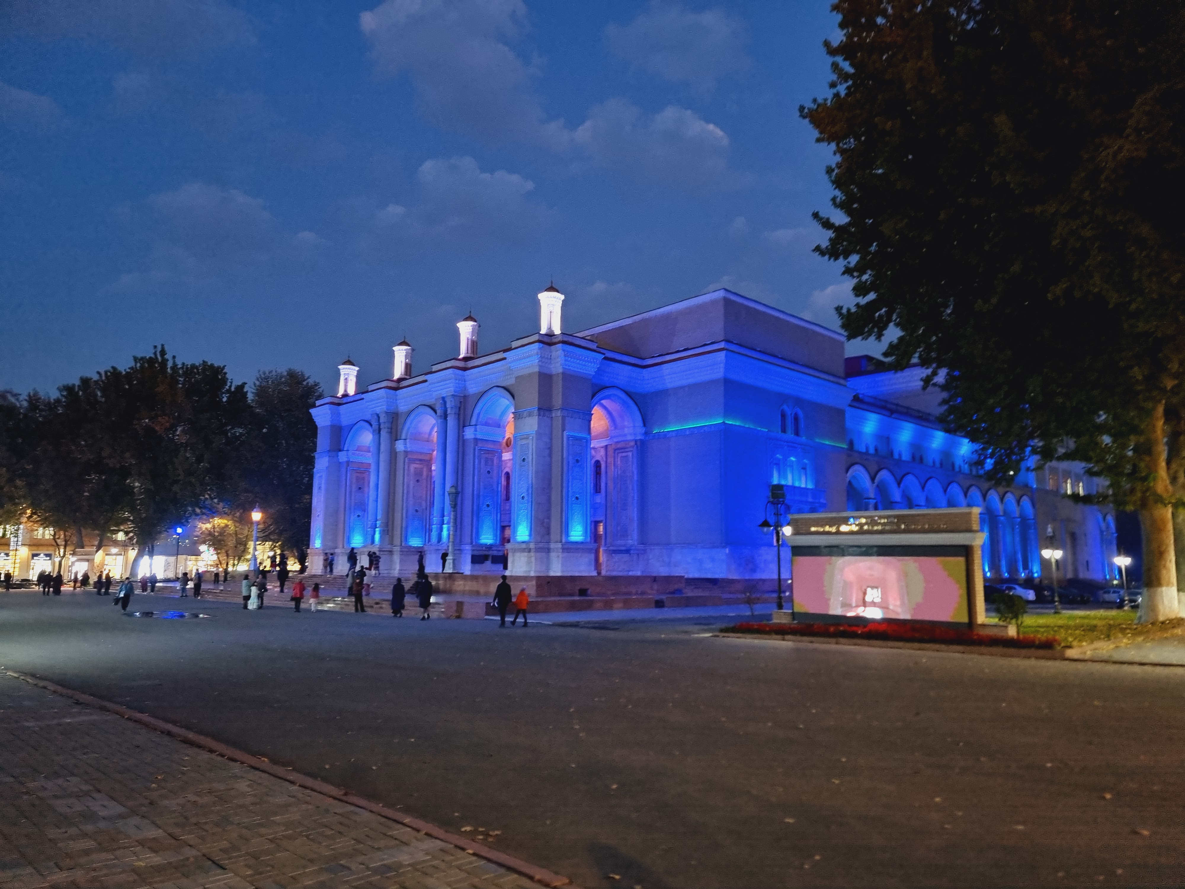 나보이 극장 야경