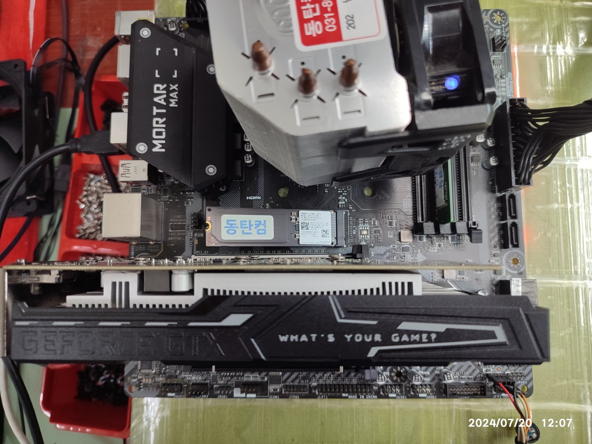 다른 메인보드에 손님의 CPU를 장착해서 벤치마크 프로그램 두 종류를 돌려봤습니다.