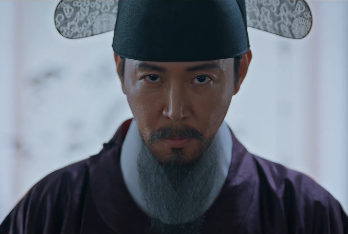 임사형의 알 수 없는 표정