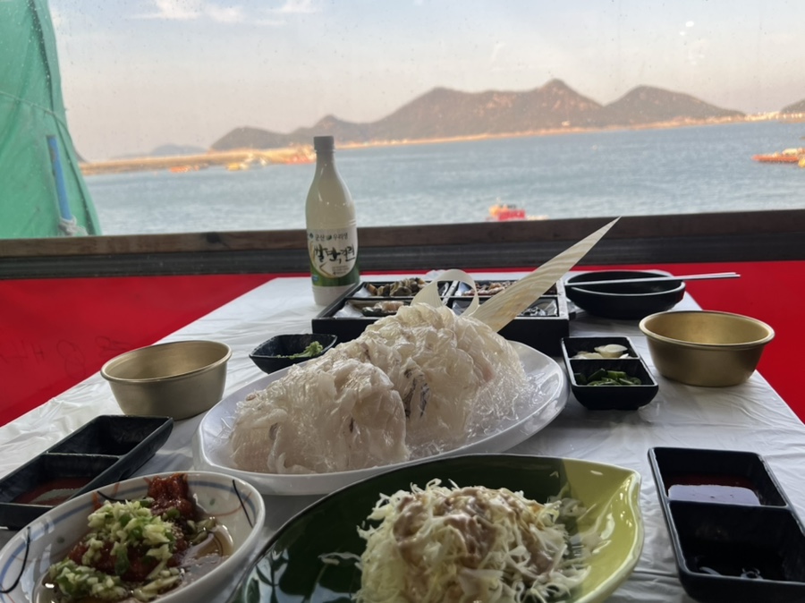 군산 장자도 바닷가횟집에서 활어회와 군산 막걸리를 즐기며 바라본 오션뷰 풍경.