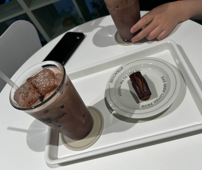 이파리맨션 휘낭시에와 초코라떼