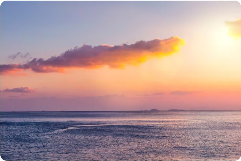 바닷가 위 해가 뜨는 모습