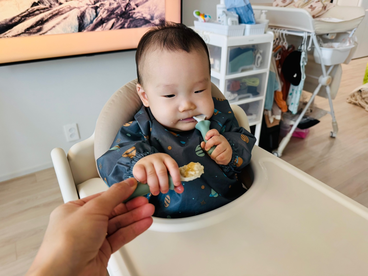 오트밀포리지를 입에 가져다 대며 진지한 눈빛을 보내는 찬솔이의 아침 식사 모습