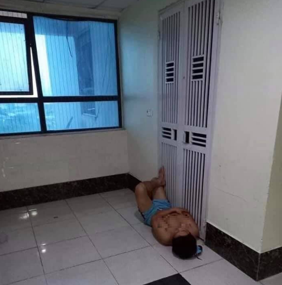 베트남의 기혼남성이 와이프에게 쫒겨나 아파트 현관문에서 추위를 떨며 잠을 자고있다