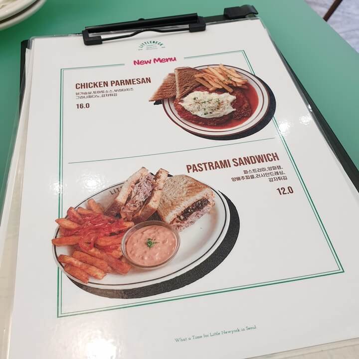 리틀넥-메뉴-신메뉴인-치킨파마산-샌드위치와-파스트라미-샌드위치가-있다