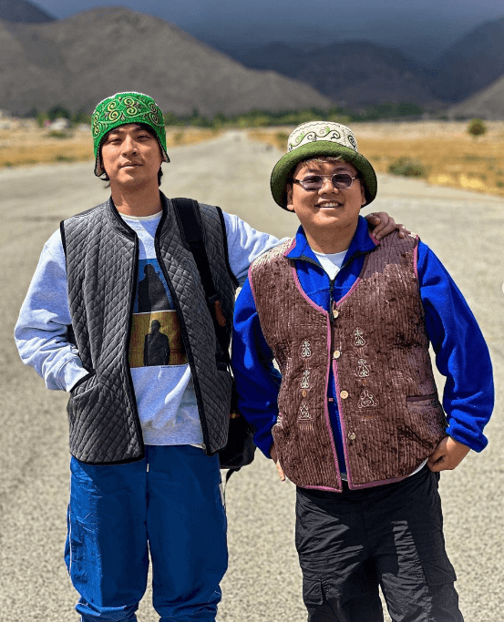 박정민과 곽튜브가 함께 사진을 찍는 장면