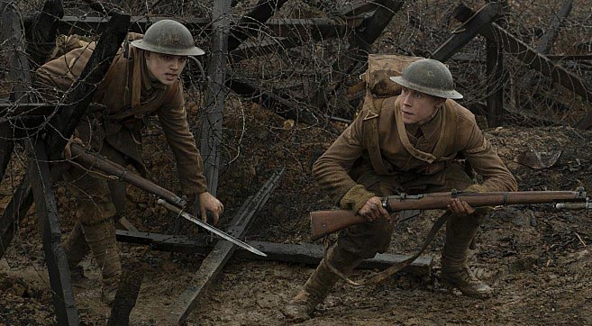 주인공 블레이크(딘-찰스 채프먼)와 스코필드(조지 맥케이)가 주위를 경계하고 있다.