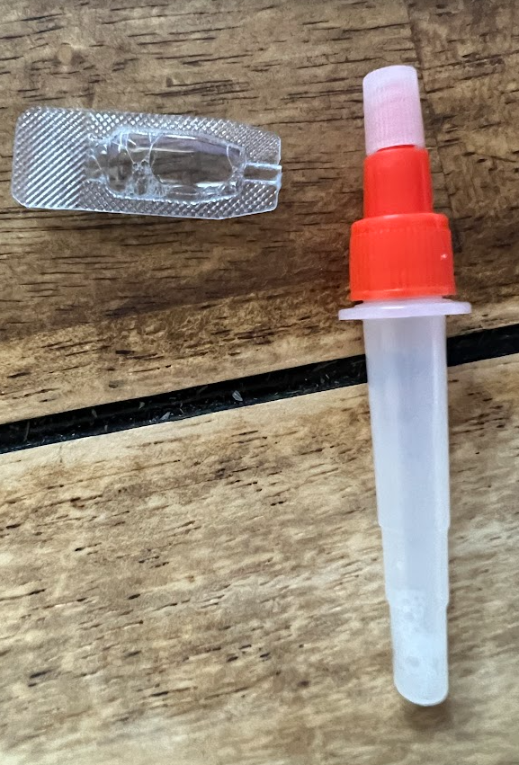 코로나 셀프 테스트 튜브에 용액 넣기