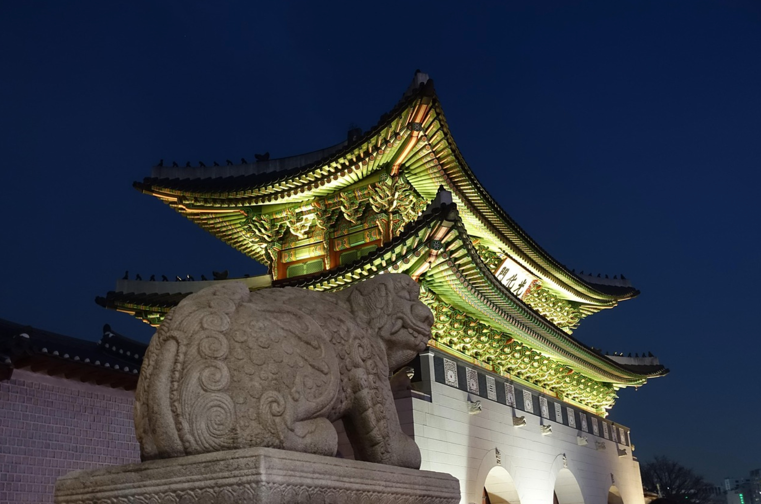 경복궁의 야경과 광화문광장