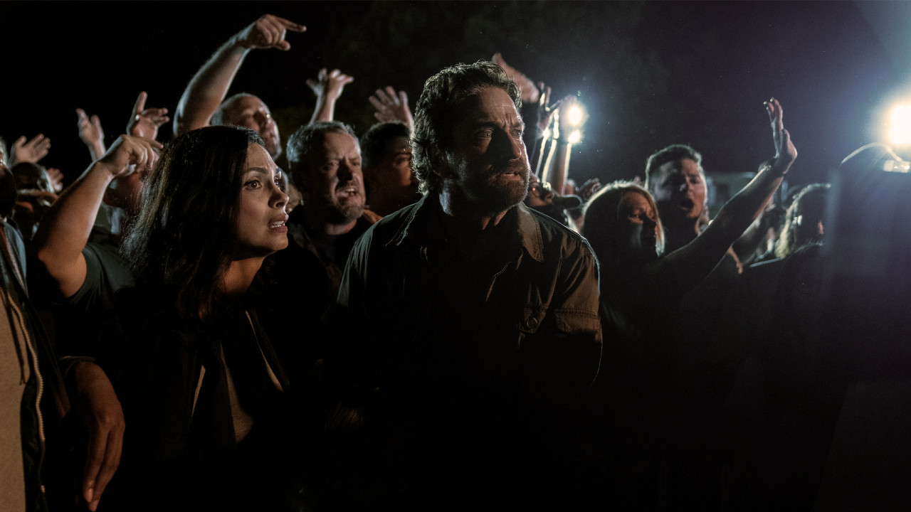 영화 그린랜드의 한 장면.
존고 가족이 비행장에서 비행기에 오르려고 한다.