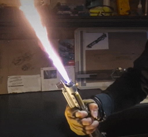강철도 자를 수 있는 광선검 개발자 기네스북에 올라 VIDEO: Guinness World Records recognizes Russian YouTuber as making world&rsquo;s first retractable lightsaber