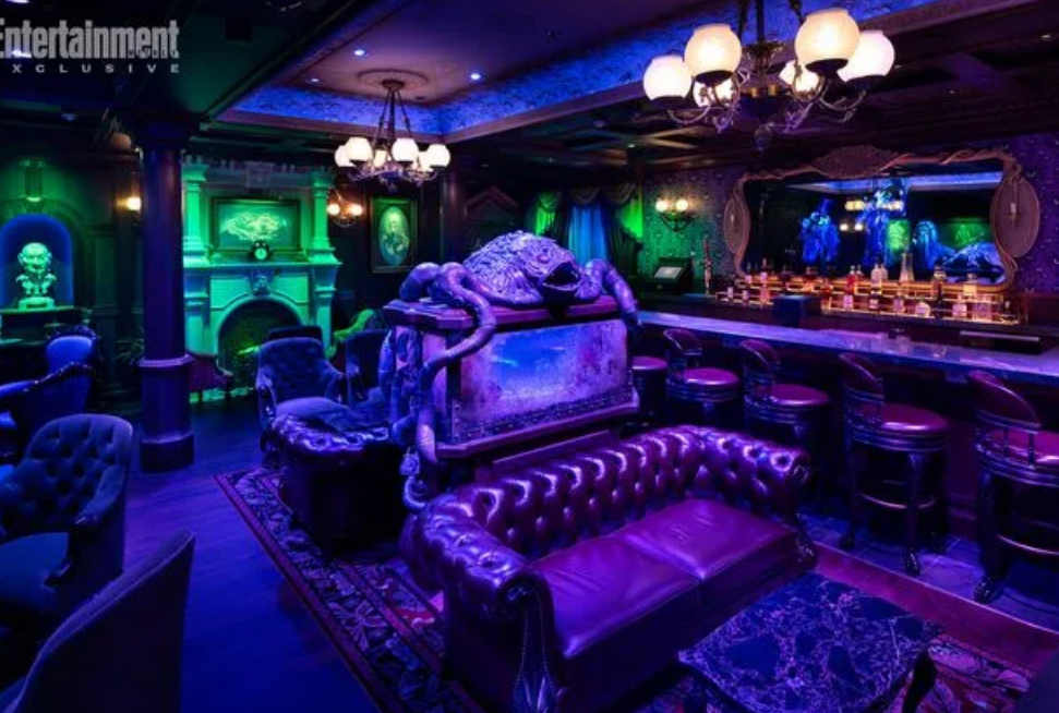 보라색과 초록색으로 무서운 분위기를 연출하고 있는 식당 내부 사진. 의자와 테이블들도 기괴한 장식들로 공포스러운 분위기를 더욱 연출하고 있다.