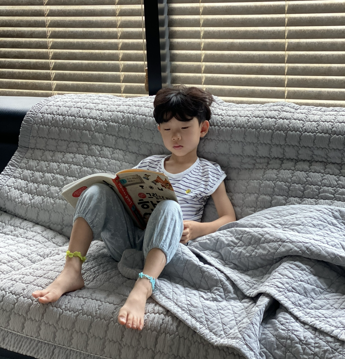 가장 편안한 장소에서 독서에 몰입하는 아이